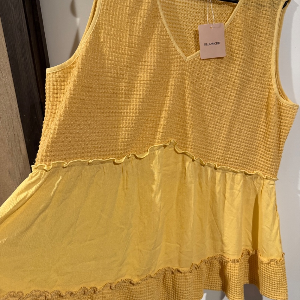 BloomChic Ditsy Ruffle Top - Picture 3 of 4